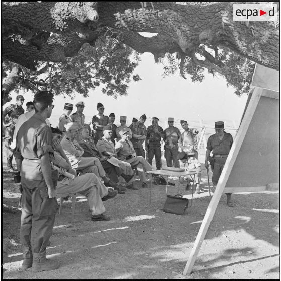 Région d'Alger. Visite de Pierre Messmer. Exposé du colonel Thoux commandant le 6e régiment d'infanterie (RI).