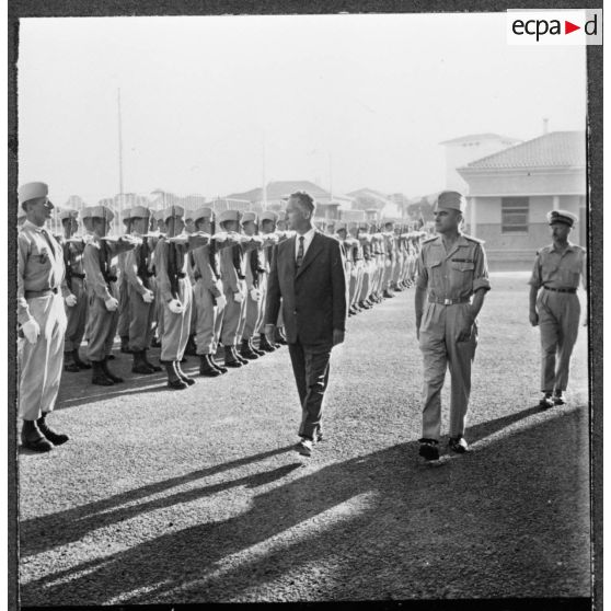 Région d'Alger. Ecole militaire de Cherchell. Visite de Pierre Messmer accompagné du colonel Bernachot et du préfet de Cherchell.