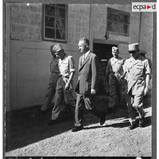 Région d'Alger. Visite de Pierre Messmer à la ferme Brincourt de l'école militaire d'infanterie de Cherchell (EMIC).