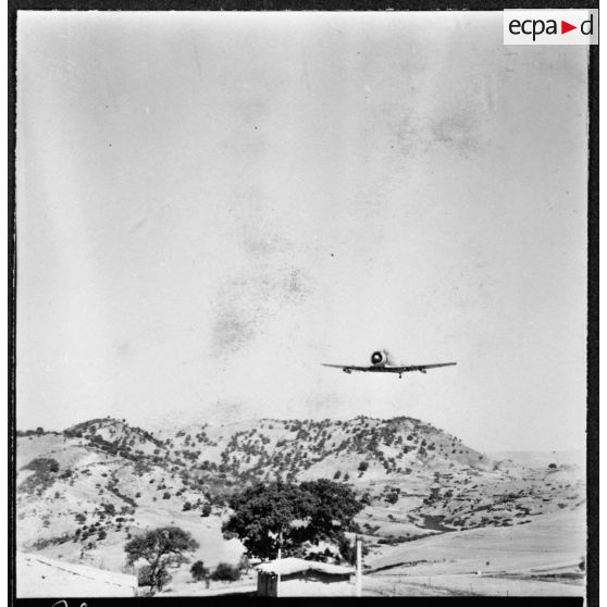 Région d'Alger. Visite de Pierre Messmer. Au poste de Bouyanine avec le colonel Morland commandant le 1/46 BI (bataillon d'infanterie).