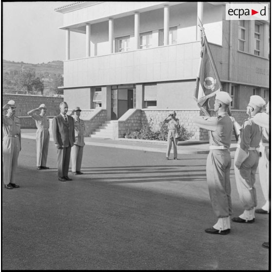 Région d'Alger. Ecole militaire de Cherchell. Visite de Pierre Messmer accompagné du colonel Bernachot et du préfet de Cherchell.