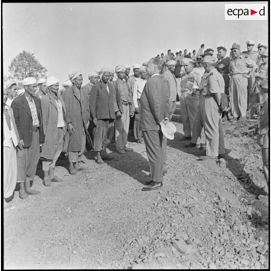 Région d'Alger. Au poste 819, exposé du commandant Rodez, commandant le 2/10 RAMA (régiment d'artillerie de marine), Pierre Messmer parmi les harkis et la population civile.