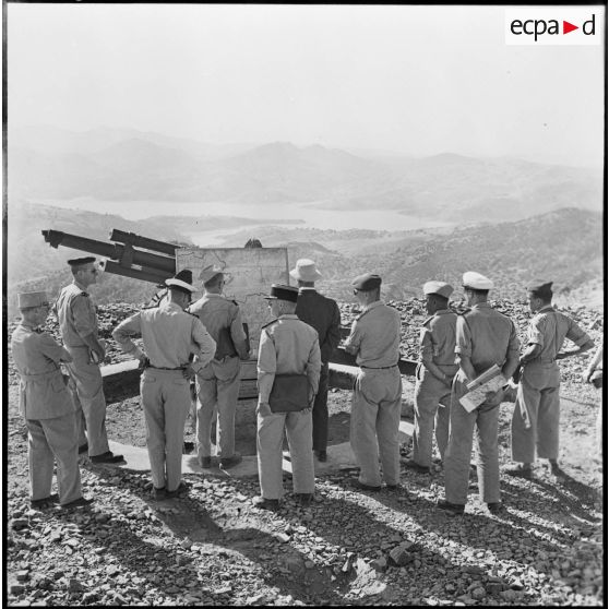 Région d'Alger. Au poste 819, exposé du commandant Rodez, commandant le 2/10 RAMA (régiment d'artillerie de marine), à Pierre Messmer.