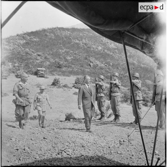 Région d'Alger. Visite de Pierre Messmer à un poste de commandement (PC) opérationnel.