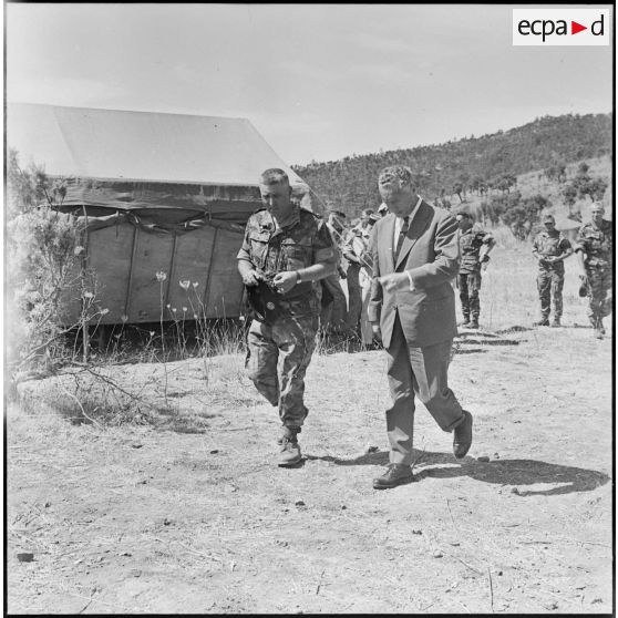 Région d'Alger. Au poste de commandement (PC) de l'opération "Cigale" Pierre Messmer s'entretient avec le général De Saint-Hillier commandant la 10e division parachutiste (DP).