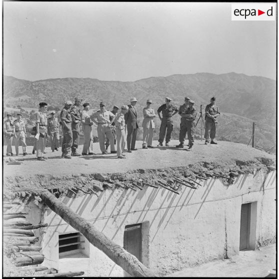 Région d'Alger. Visite de Pierre Messmer. Au poste de Bouyanine avec le colonel Morland commandant le 1/46 BI (bataillon d'infanterie).