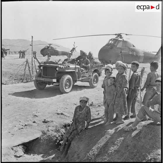Région d'Alger. Visite de Pierre Messmer. Au poste de Bouyanine avec le colonel Morland commandant le 1/46 BI (bataillon d'infanterie).