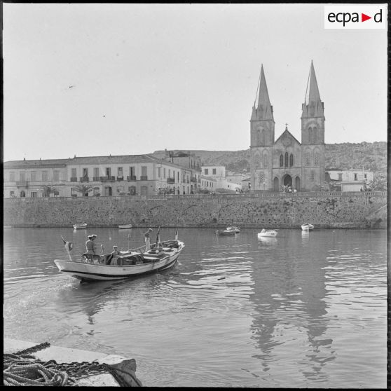 La surveillance maritime (SURMAR) patrouille dans le secteur de Philippeville.