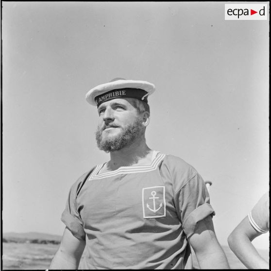 La surveillance maritime (SURMAR) patrouille dans le secteur de Philippeville. Portrait d'un marin.