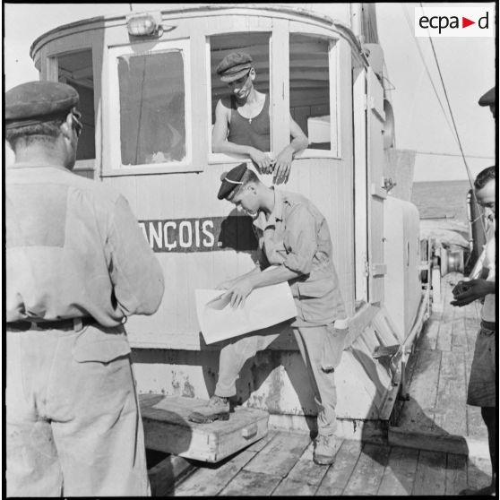 Vedette de port. Vérifications de bord : des salles, du personnel, des papiers de bord.