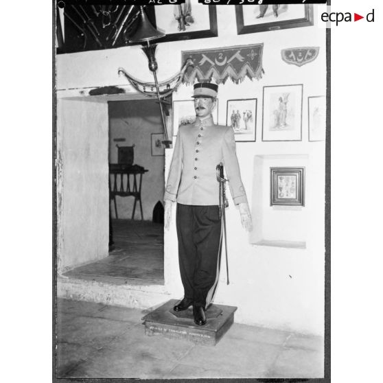 Alger. Musée colonial militaire Franchet d'Espéray. Mannequin en uniforme représentant un officier de tirailleurs européen.