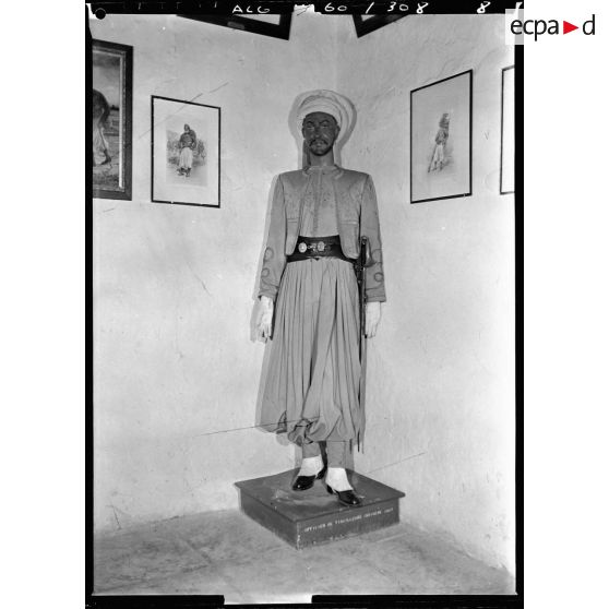 Alger. Musée colonial militaire Franchet d'Espéray. Mannequin en uniforme représentant un officier de "tirailleurs indigène".