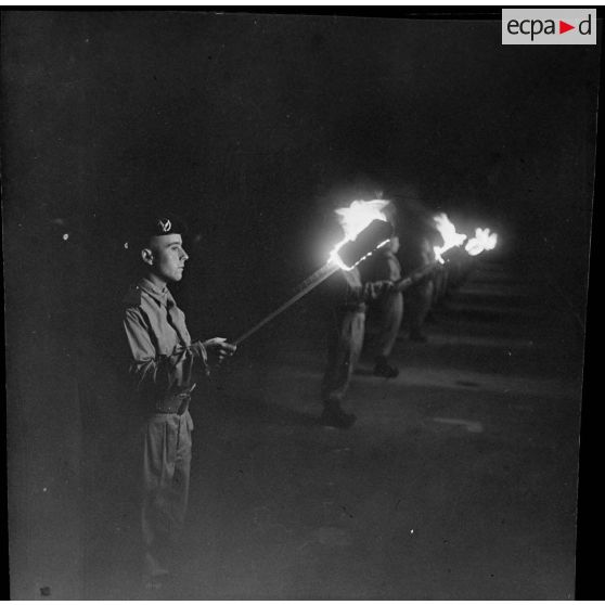 Aïn Arnat. Prise d'armes à la base de l'ALAT (aviation légère de l'armée de terre). Défilé à la lueur des torches.