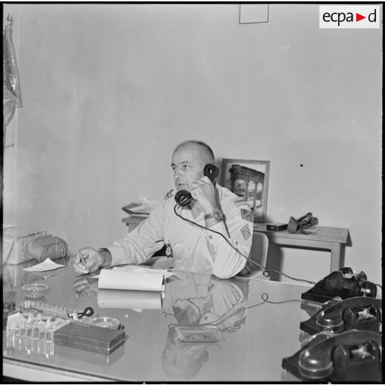 Aïn Arnat. Prise d'armes à la base de l'ALAT (aviation légère de l'armée de terre). Portrait du lieutenant colonel Crespin.