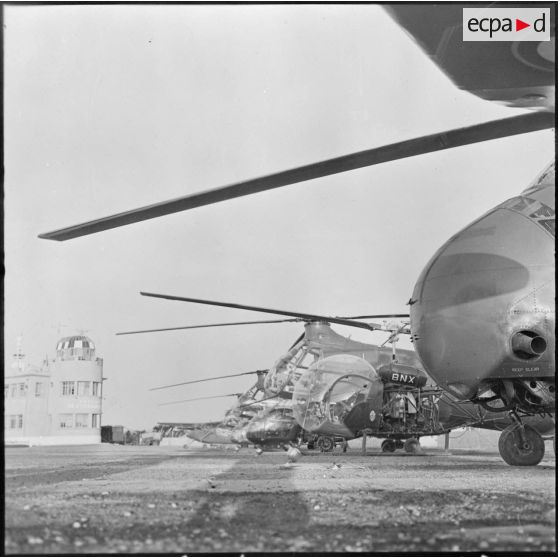 Aïn Arnat. Prise d'armes à la base de l'ALAT (aviation légère de l'armée de terre). Les hélicoptères sur le terrain d'aviation.