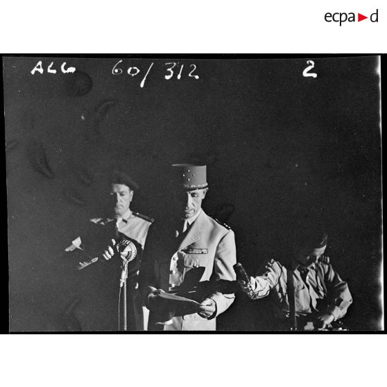 Aïn Arnat. Prise d'armes à la base de l'ALAT (aviation légère de l'armée de terre). Discours du général Gouraud.