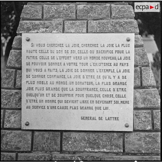 Aïn Arnat. Prise d'armes à la base de l'ALAT (aviation légère de l'armée de terre). Plaque avec une citation du général De Lattre.