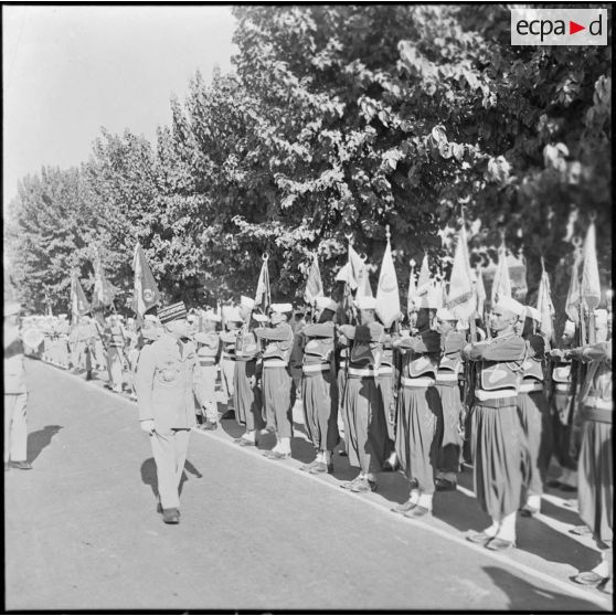Saint Arnaud. Anniversaire de la création du 3e régiment des tirailleurs (RT). Le général Sauvagnac passe en revue les troupes du 3e RT.