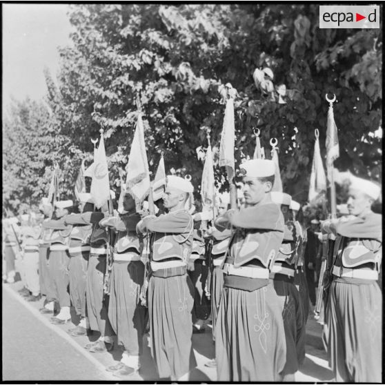 Saint Arnaud. Anniversaire de la création du 3e régiment des tirailleurs (RT). Turcos (tirailleurs algériens) au "Présentez armes".