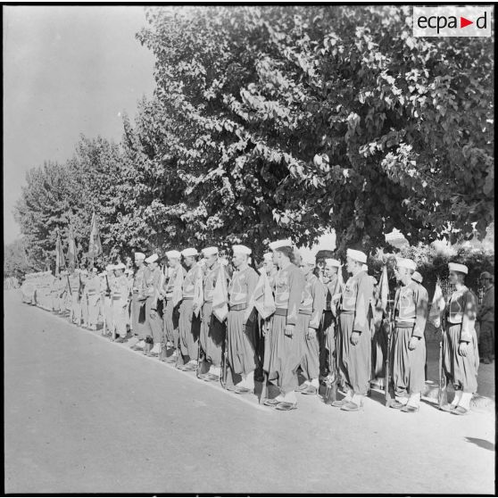 Saint Arnaud. Anniversaire de la création du 3e régiment des tirailleurs (RT). Les tirailleurs et les turcos (tirailleurs algériens) avec les drapeaux du 3e, 11e et 15e RT.
