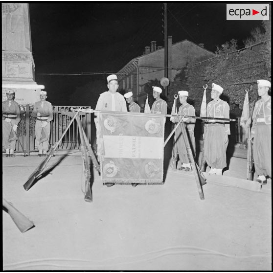 Saint Arnaud. Anniversaire de la création du 3e régiment des tirailleurs (RT). Drapeau du 15e RT pendant la veillée d'armes.