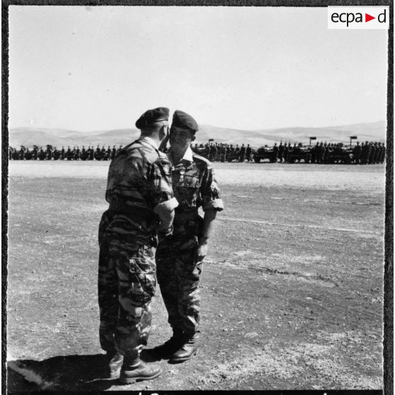 Redjas. La Saint-Michel, fête des Parachutistes, au 1er RHP (régiment des hussards parachutistes). Un maréchal des logis-chef médaillé militaire.