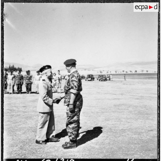 Redjas. La Saint-Michel, fête des Parachutistes, au 1er RHP (régiment des hussards parachutistes). Général Sauvagnac et colonel Gautier.