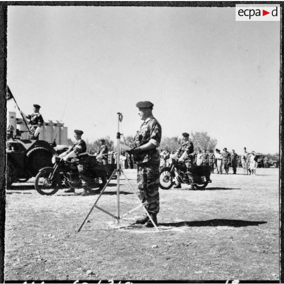 Redjas. La Saint-Michel, fête des Parachutistes, au 1er RHP (régiment des hussards parachutistes). Allocution du colonel Gautier.
