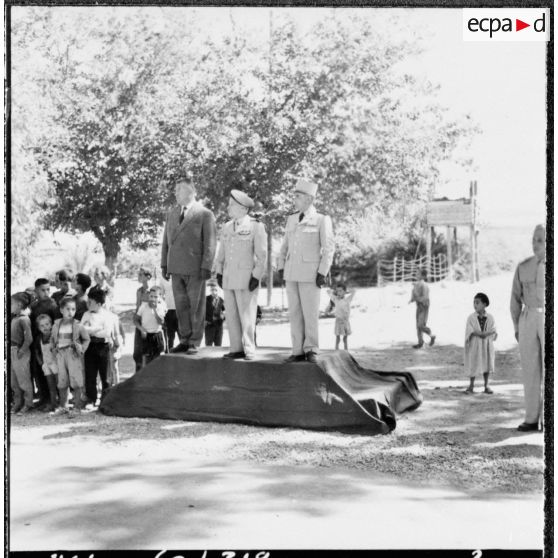 Redjas. La Saint-Michel, fête des Parachutistes, au 1er RHP (régiment des hussards parachutistes). Les généraux et le sous-préfet de Mila.
