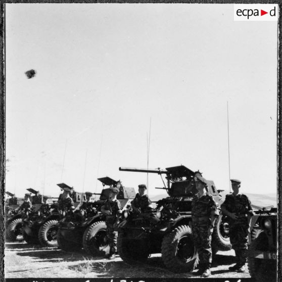 Redjas. La Saint-Michel, fête des Parachutistes, au 1er RHP (régiment des hussards parachutistes). Eléments blindés.