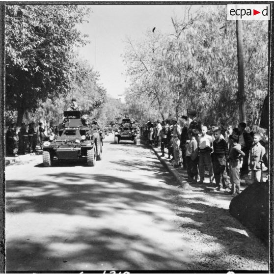 Redjas. La Saint-Michel, fête des Parachutistes, au 1er RHP (régiment des hussards parachutistes). Défilé.