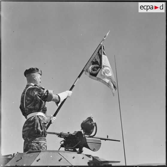 Redjas. La Saint-Michel, fête des Parachutistes, au 1er RHP (régiment des hussards parachutistes). Le lieutenant porte-étendard.