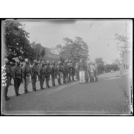 Maroua. Revue d'armes dans la cour du poste. [légende d'origine]