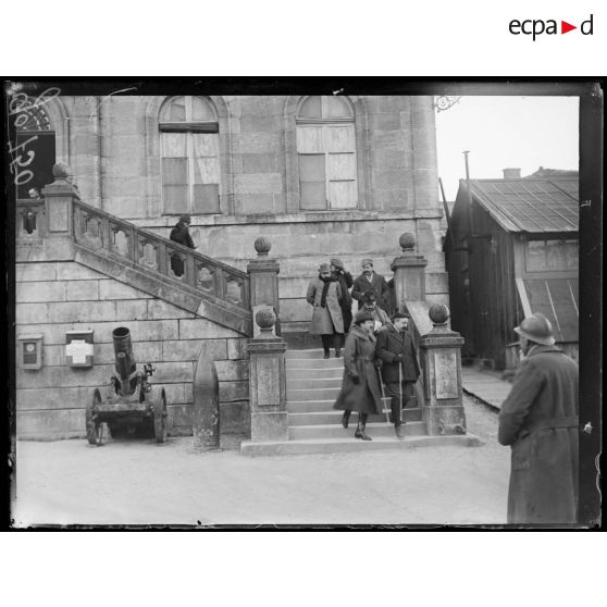 Souilly, visite au QG du général Guillaumat. [légende d'origine]