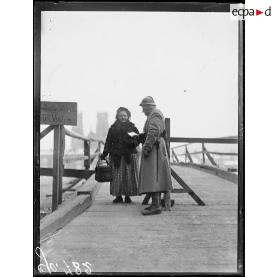 Pont-à-Mousson, vérification des laissez-passer à l'entrée du pont. [légende d'origine]
