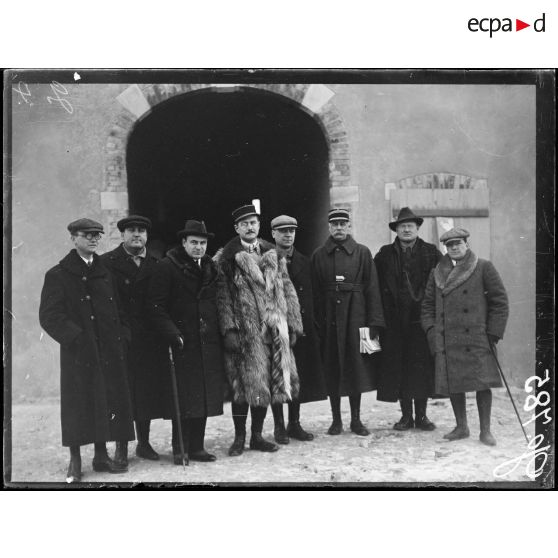 Vitrimont, la mission des journalistes américains devant une maison reconstruite. [légende d'origine]