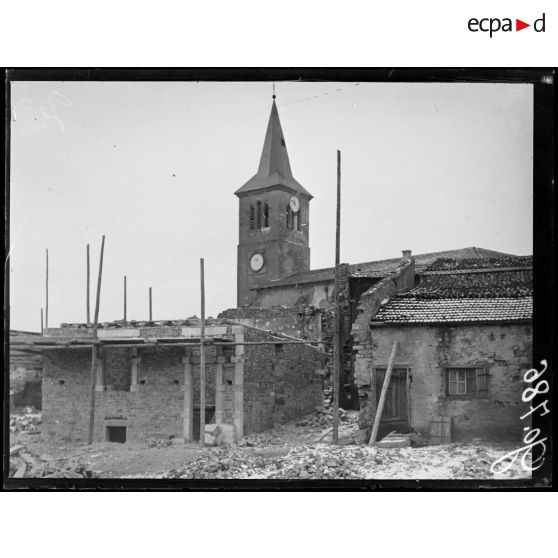 Vitrimont, maison en reconstruction près de l'église. [légende d'origine]