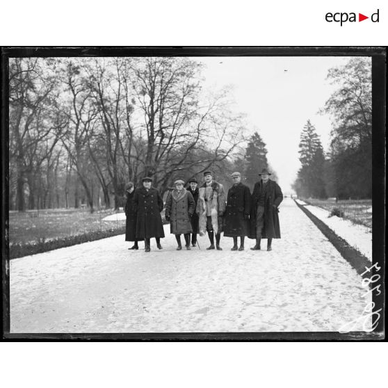 Lunéville, la mission des journalistes américains dans le parc du château. [légende d'origine]