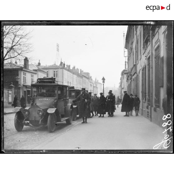 Lunéville, la mission des journalistes américains à la sortie de l'hôtel des Vosges. [légende d'origine]