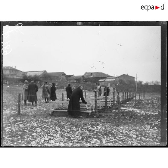 Bathelémont, visite de la mission des journalistes américains aux tombes des premiers soldats américains tués sur le front français. [légende d'origine]