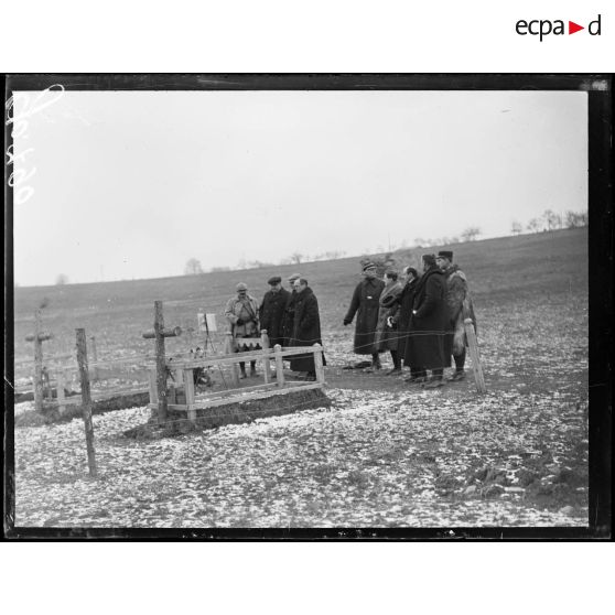 Bathelémont, visite de la mission des journalistes américains aux tombes des premiers soldats américains tués sur le front français. [légende d'origine]