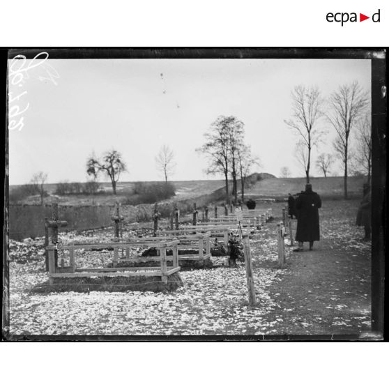 Bathelémont, visite de la mission des journalistes américains aux tombes des premiers soldats américains tués sur le front français. [légende d'origine]