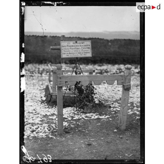 Bathelémont, visite de la mission des journalistes américains aux tombes des premiers soldats américains tués sur le front français. L'inscription générale. [légende d'origine]