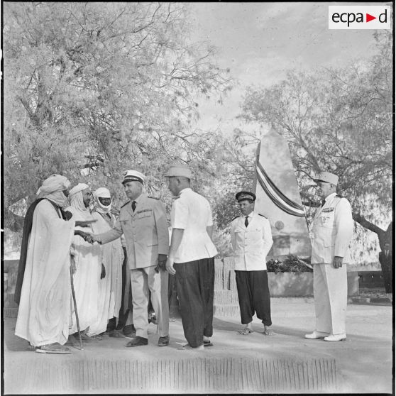 Tamanrasset. Anniversaire du centenaire de la naissance du général Lapperine. Le général Jacquier salue les autorités locales.
