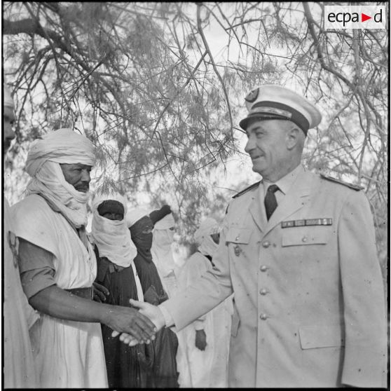 Tamanrasset. Anniversaire du centenaire de la naissance du général Lapperine. Le général Jacquier sympathise avec les autorités locales.