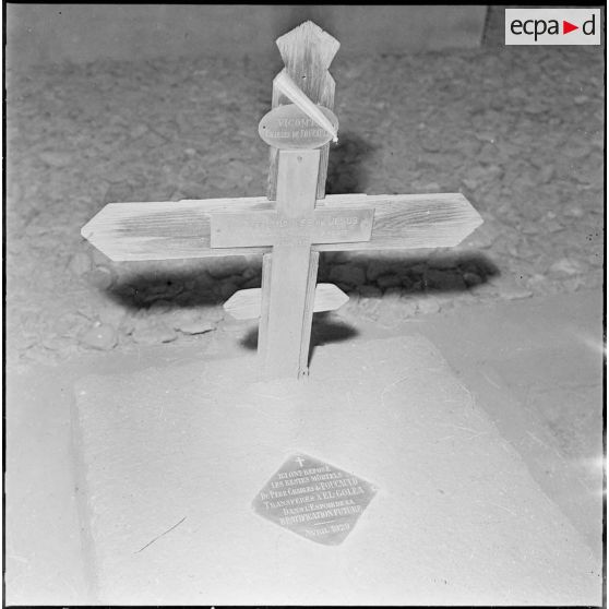 Tamanrasset. Anniversaire du centenaire de la naissance du général Lapperine. Tombe du père Charles de Foucauld avant son transport à El Golea (El Menia).