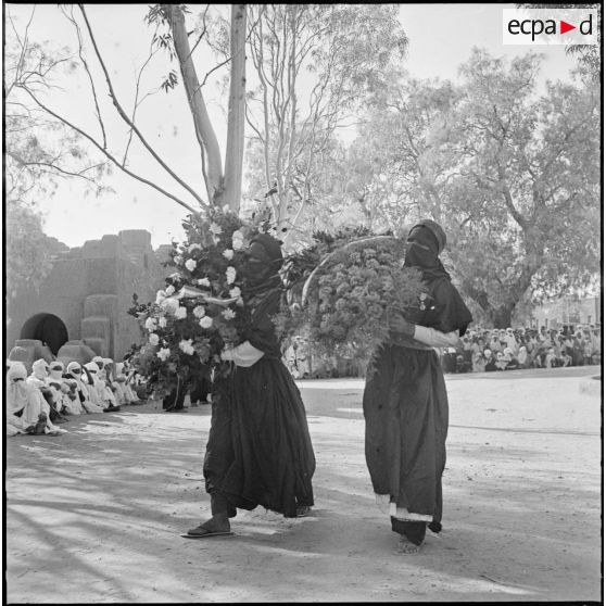 Tamanrasset. Anniversaire du centenaire de la naissance du général Lapperine. Dépot de gerbes de fleurs par des méharistes.