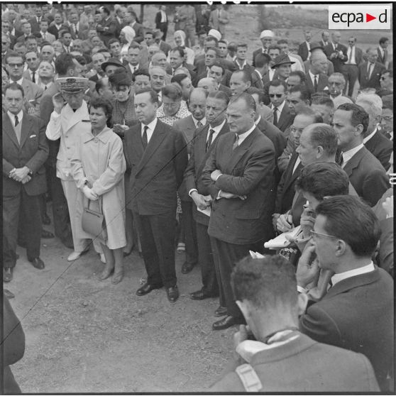 Les autorités assistent à un exposé sur le barrage de la Bou Namoussa.