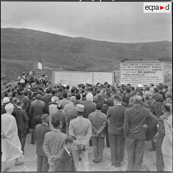 Les autorités assistent à un exposé sur le barrage de la Bou Namoussa.