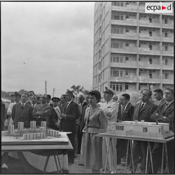 Bône. Nafissa Sid Cara et Henri Rochereau devant les maquettes d'une future cité.
